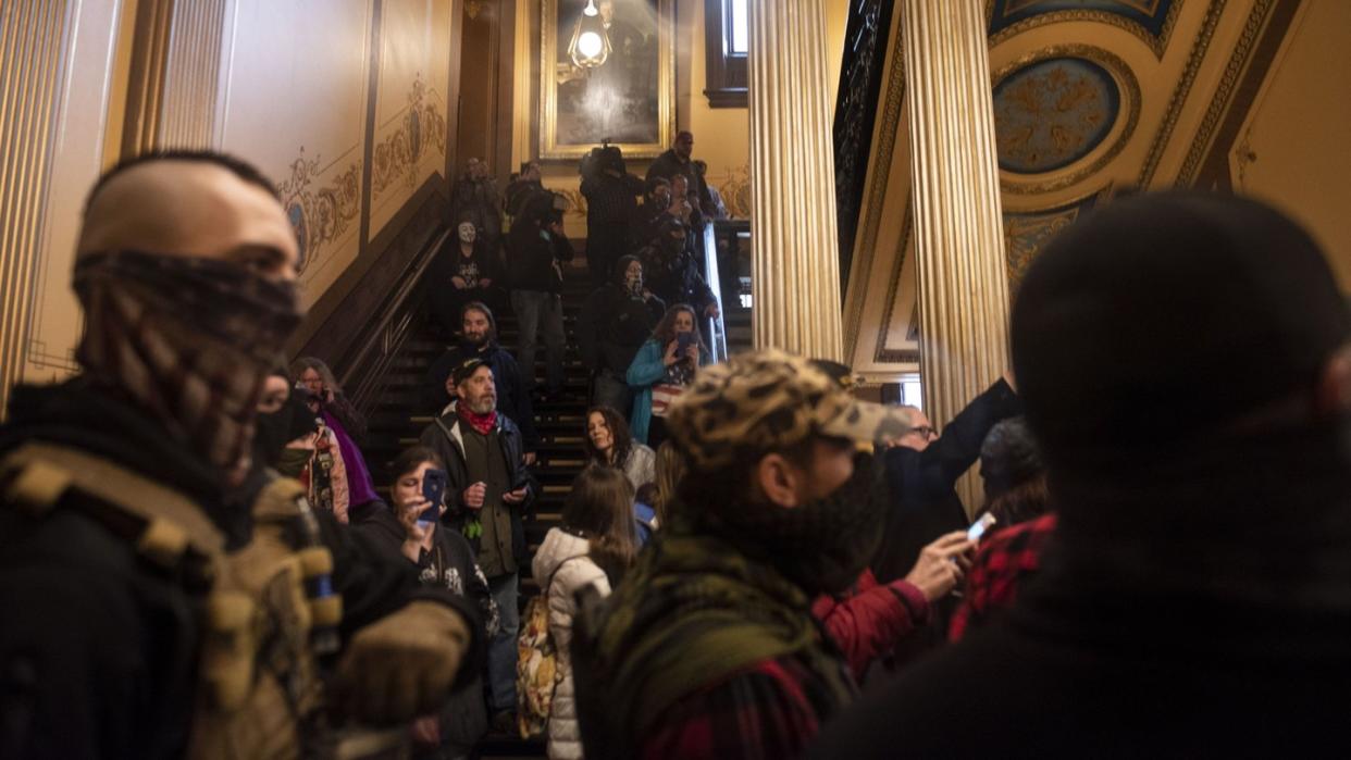 Demonstranten protestieren im Parlament von Michigan und fordern die Aufhebung der Notstandversorgung.