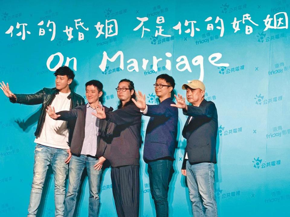 何潤東（左一）是公視《你的婚姻不是你的婚姻》導演之一。右起為導演鄭文堂、高炳權、許富翔與徐漢強。（翻攝自頤東娛樂臉書）