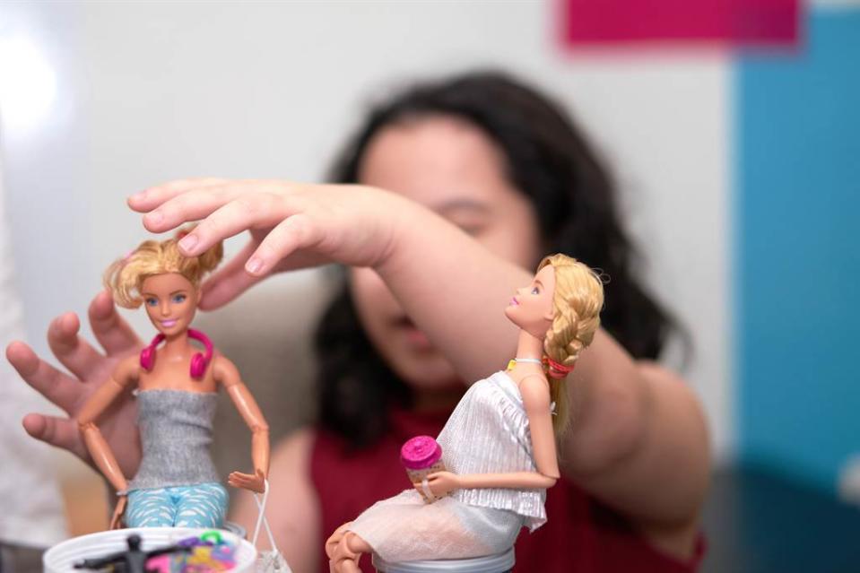 英國一名4歲女娃，剪下紙鈔的頭像貼在芭比娃娃的臉上。（示意圖/Shutterstock）