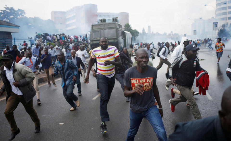 Protesters run from the police during clashes in Nairobi, Kenya, May 16, 2016. (Reuters/Goran Tomasevic)