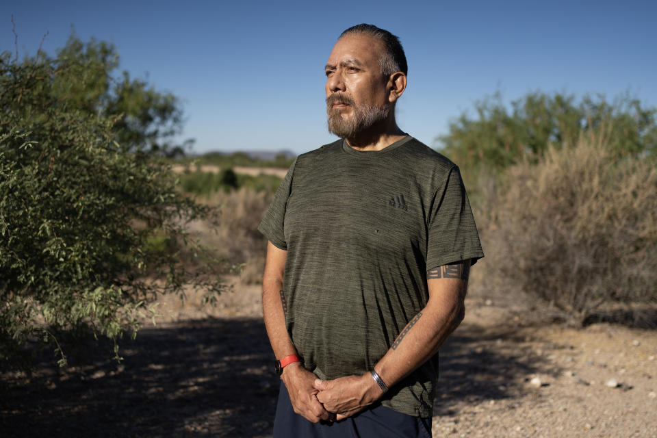 Reuben Naranjo hijo, un artista de tohono o’odham que vive en Tucson, en el parque del río Santa Cruz, en Tucson, Arizona, el 22 de junio de 2023. (Rebecca Noble/The New York Times)