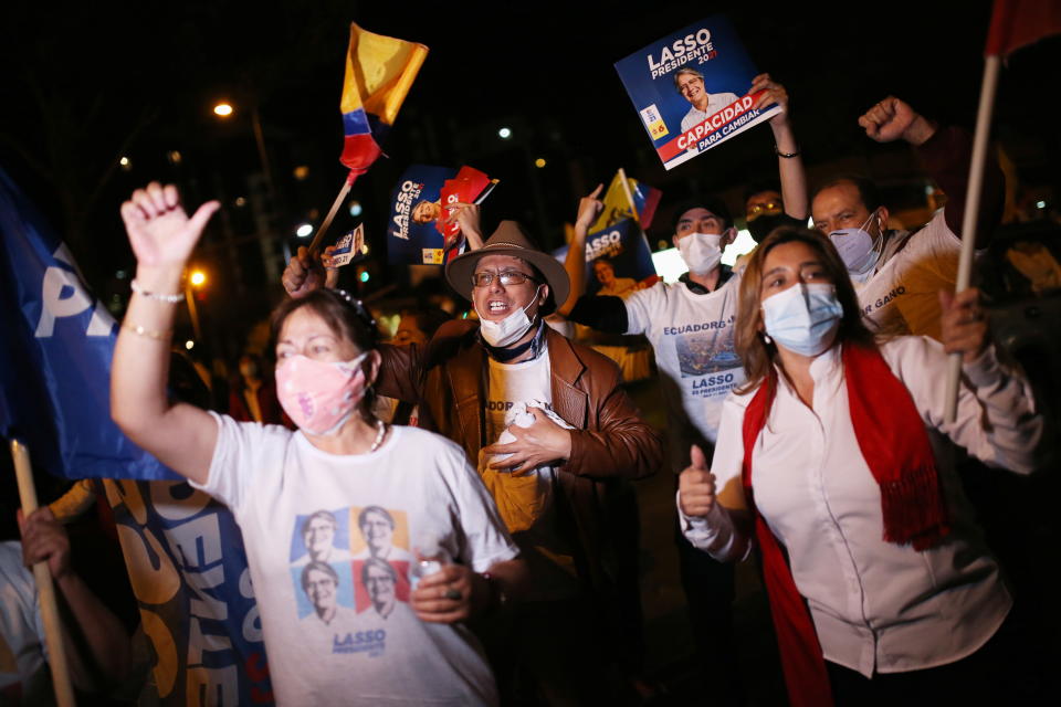 厄瓜多總統候選人拉梭（Guillermo Lasso）的支持者聚集在一起，等待總統選舉的結果出爐。圖片來源：Reuters。