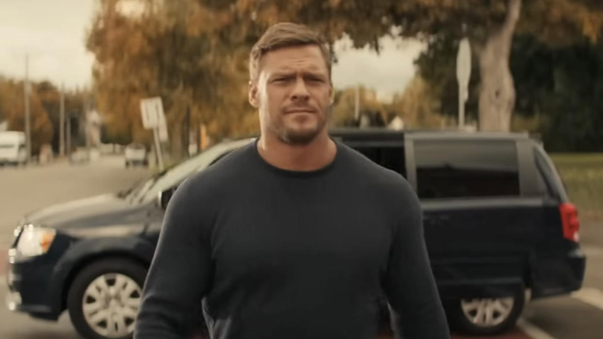  Alan Ritchson in Reacher. 