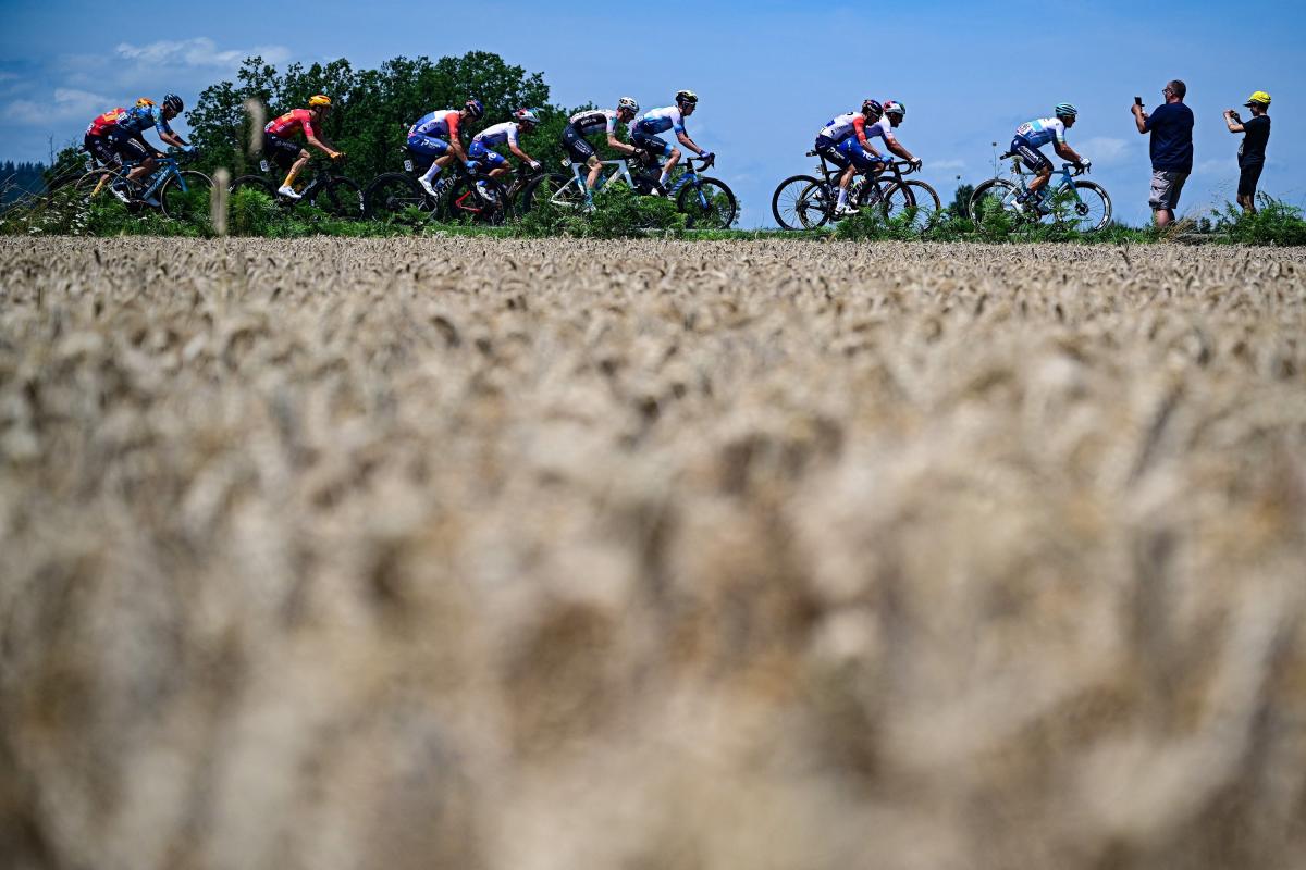 Tour de France stage 9 as it happened Yellow jersey showdown on Puy de