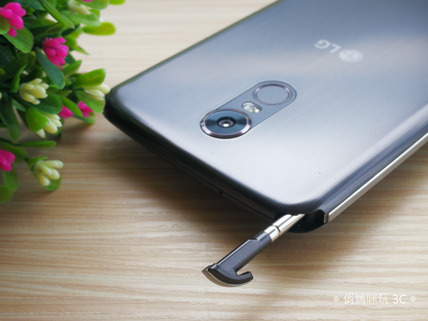 LG Stylus 3 手寫智慧型手機開箱！5.7 吋大螢幕追劇更舒適，還內建「觸控手寫筆」讓記事塗鴉更加流暢精準 ^^