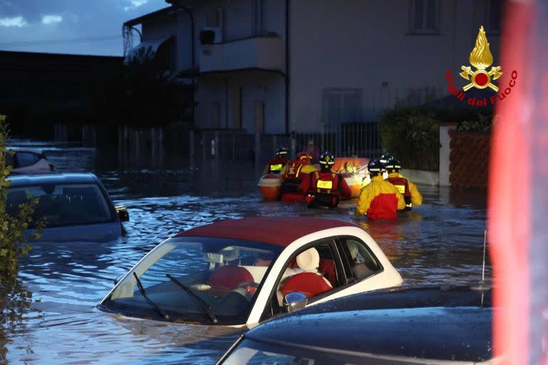 Los bomberos italianos trabajan para evacuar a las personas de las casas inundadas en Campi Bisenzio, cerca de Florencia, después de que la tormenta Ciaran azotara la Toscana, a última hora del miércoles. (Photo by Handout / Vigili del Fuoco / AFP)