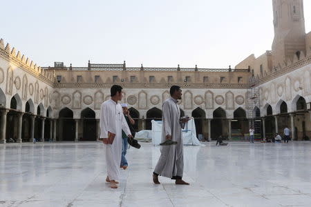 Asian Muslim students walk inside the Al-Azhar mosque in Cairo, Egypt, May 7, 2015. Picture taken May 7, 2015. REUTERS/Asmaa Waguih