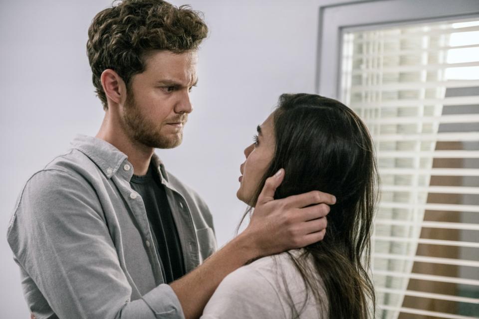 Jack Quaid holds Melissa Barrera's head