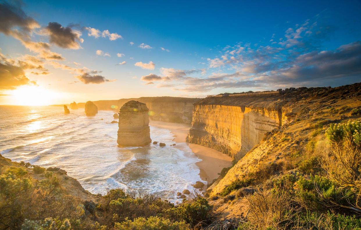 Drive the Great Ocean Road for views of the 12 Apostles - Boy_Anupong