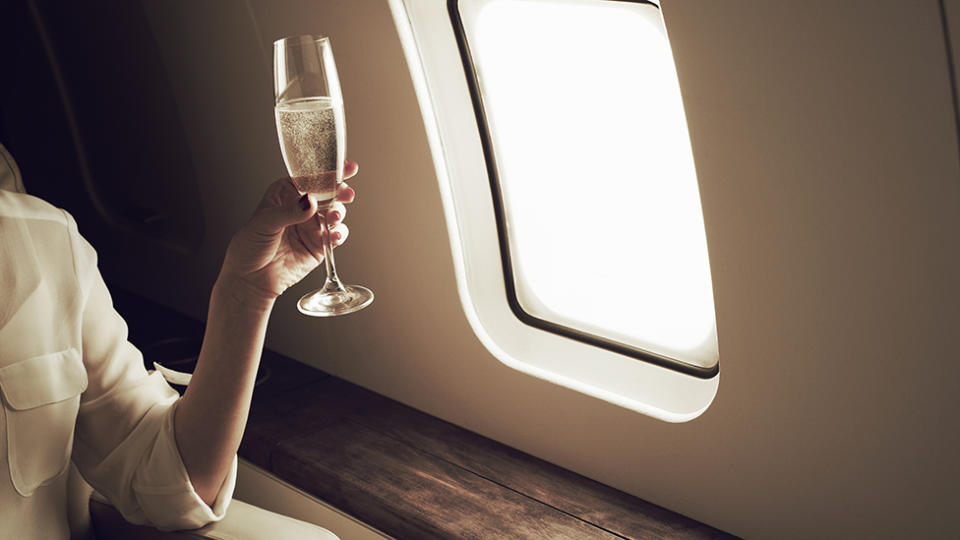 Alcohol banned on flights coronavirus measure Qantas and Virgin Australia