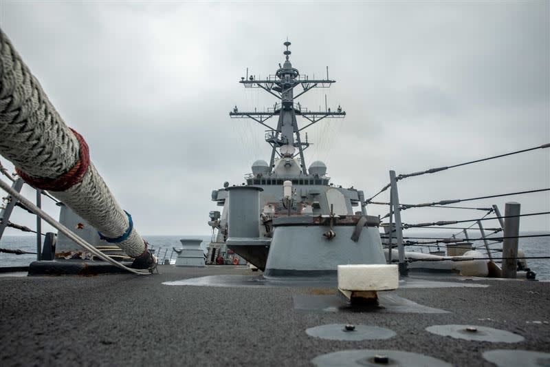 伯克級驅逐艦「魏柏號」穿越台灣海峽。（圖／翻攝自美軍第七艦隊推特）