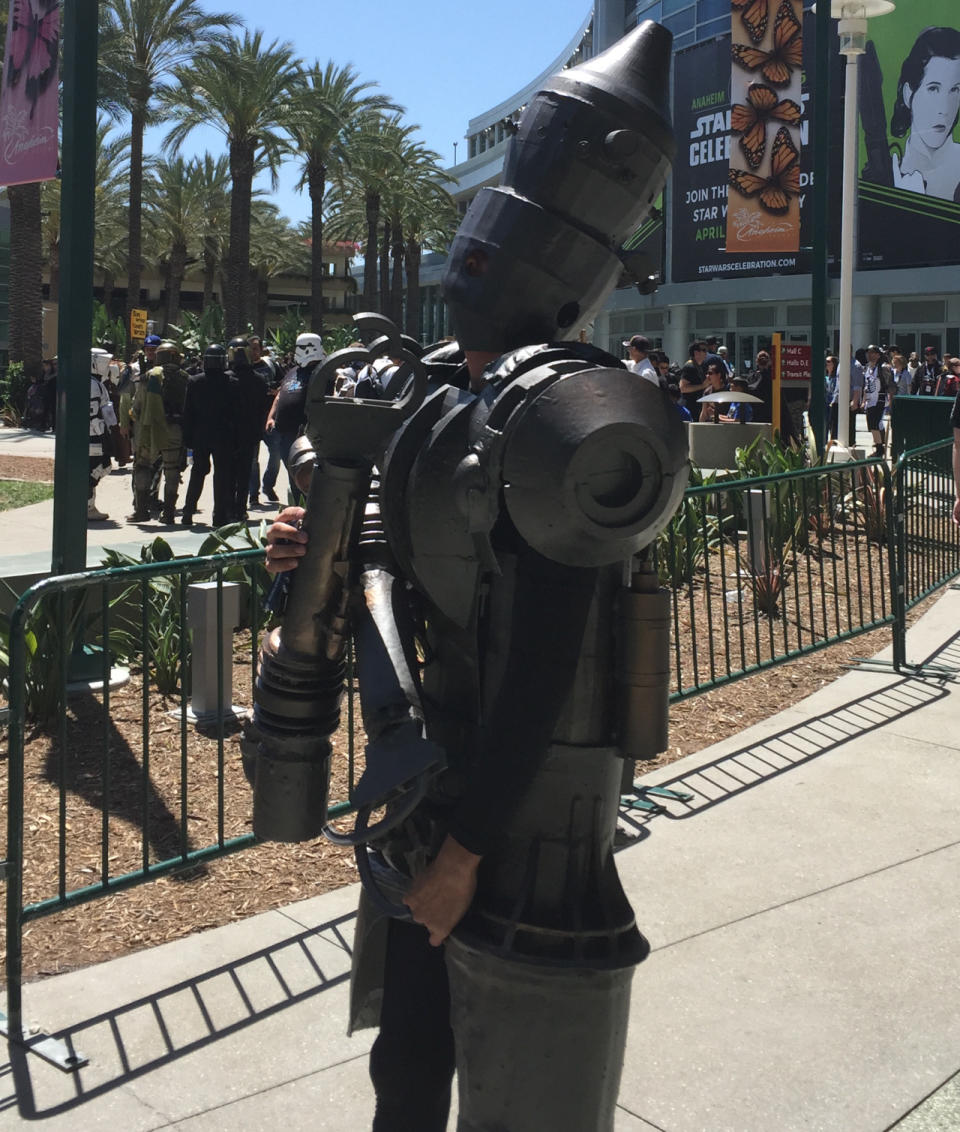 This assassin droid, one of Boba Fett’s BFFs, prepares for a long day of bounty-hunting.