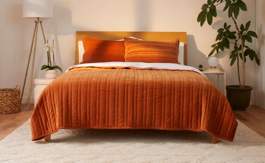 casper-velvet-quilt-and-sham-set