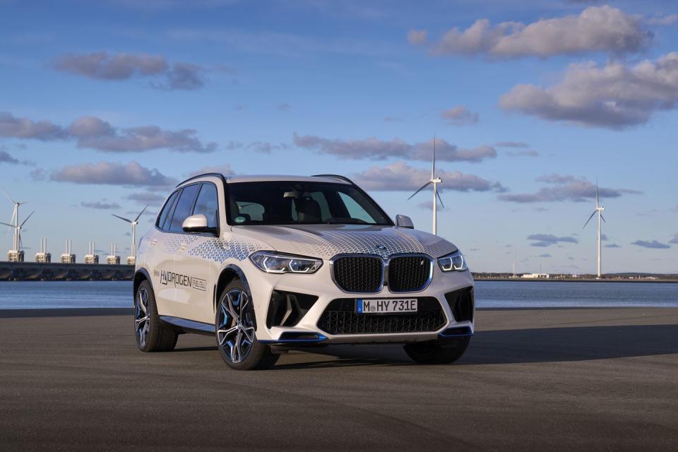 <p>2023 BMW iX5 Hydrogen prototype</p>