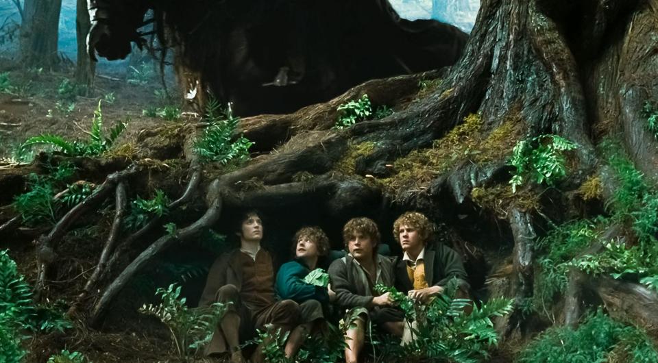The distinctive features of sunken lanes served as inspiration for Tolkien's Middle Earth in The Lord of the Rings: The Fellowship of the Ring (New Line Cinema)