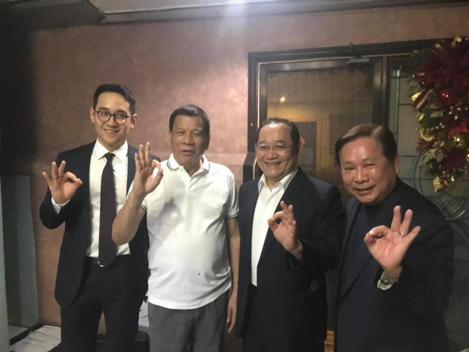 吸金犯蔡國安在臉書上PO出他和前菲律賓總統杜特蒂合照。翻攝蔡國安臉書