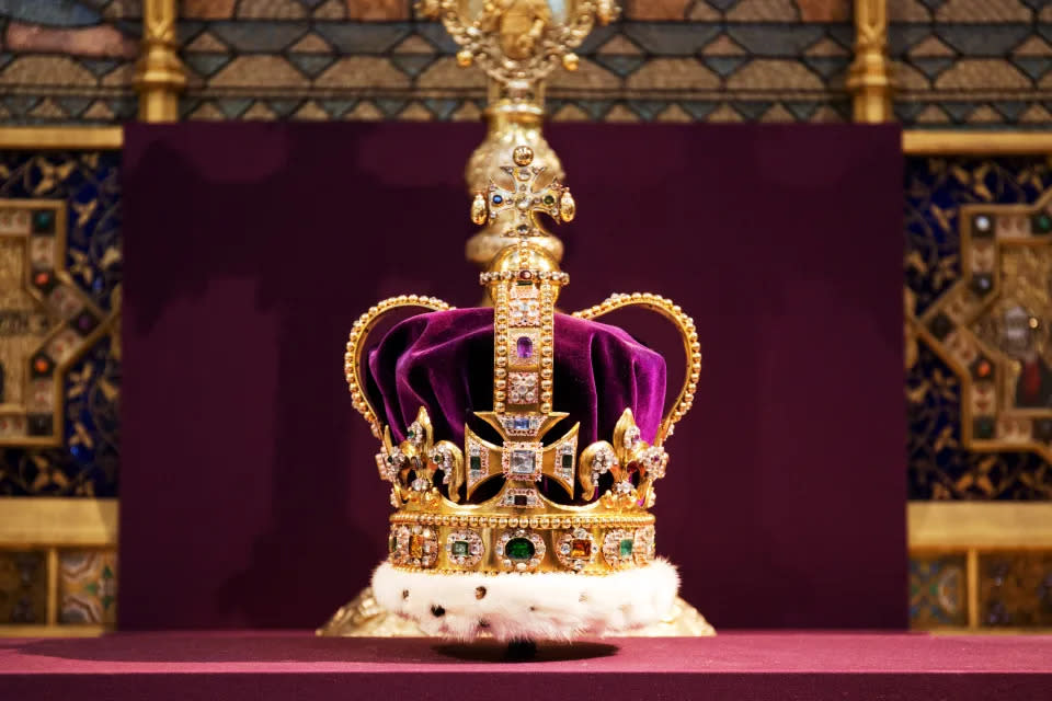 La Corona de San Eduardo, que no ha salido de la Torre de Londres desde hace 60 años, pesa casi 5 libras y solo se usa en el momento exacto de la coronación de un nuevo monarca. (Reuters)