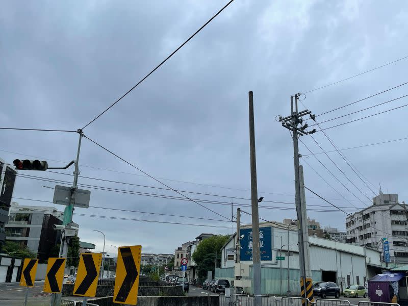 ▲北屯區水景街及景和街短短785公尺，電桿林立，布滿密密麻麻的電纜線(圖／曾朝榮提供2022.6.7)