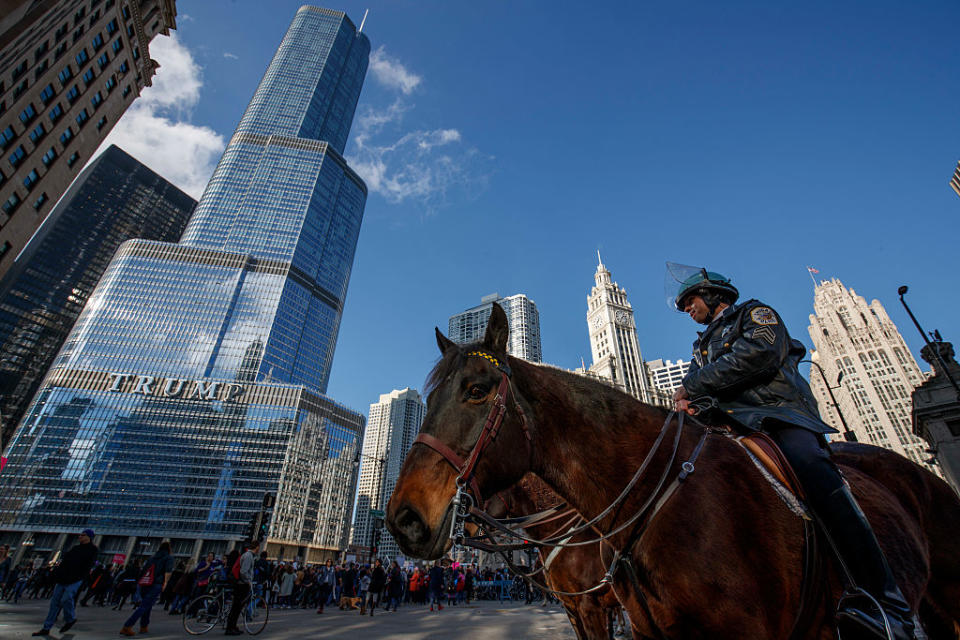 <p><b>I business di Donald Trump. </b> Nessuna torre verrà venduta – qui si vede ad esempio la Trump Tower di Chicago. La sua avventura presidenziale somiglia, per ora, a quella di Silvio Berlusconi: i business sono rimasti, solo che saranno gestiti da altri (Photo by John Gress/Getty Images) </p>