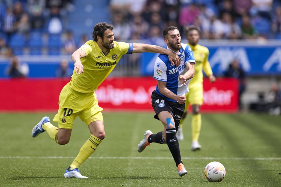 VITORIA-GASTEIZ, SPAIN - APRIL 30: Vicente Iborra of Villarreal CF compete for the ball with Luis Rioja of Deportivo Alaves during the La Liga Santander match between Deportivo Alaves and Villarreal CF at Estadio de Mendizorroza on April 30, 2022 in Vitoria-Gasteiz, Spain. (Photo by Ion Alcoba/Quality Sport Images/Getty Images)