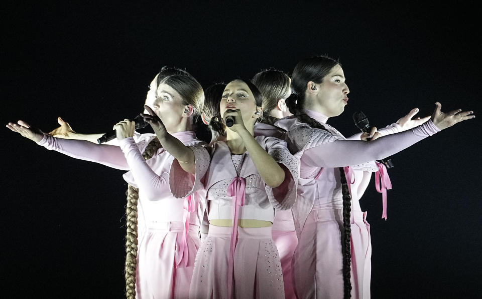 Vesna de República Checa se presenta durante un ensayo general para la primera semifinal del Festival de la Canción de Eurovisión en la Arena M&S Bank en Liverpool, Inglaterra, el lunes 8 de mayo de 2023. (Foto AP/Martin Meissner)