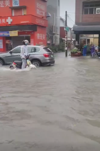 有一名騎Gogoro的騎士乾脆站起來騎，玩起「水上摩托車」。(翻攝自記者爆料網)