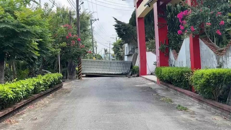 台東縣17日起逾90起地震，台東縣鹿野鄉1間寺廟牌樓因強震造成左方牌樓應聲倒塌。（民眾提供）
