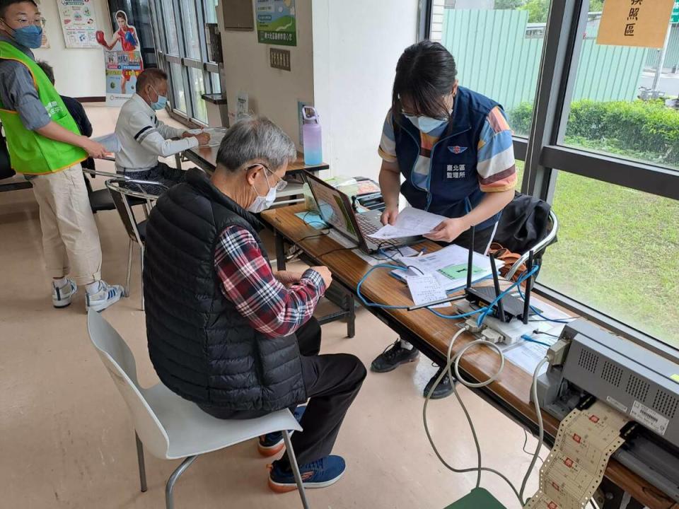新莊區輔大診所一站式換照服務。   圖：台北區監理所提供