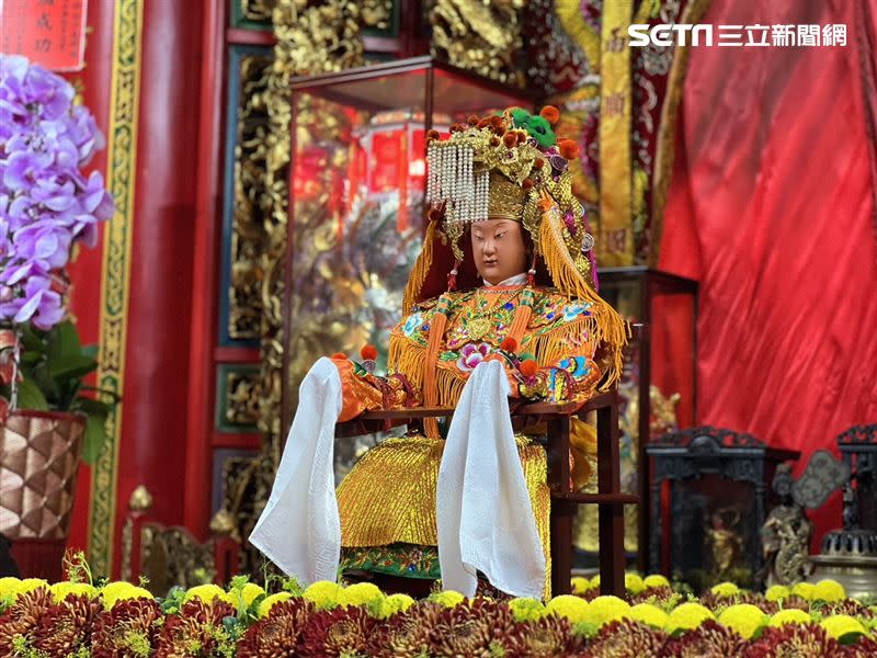 白沙屯媽祖沐浴更新後，恭迎出神龕。（圖／寶島神很大）