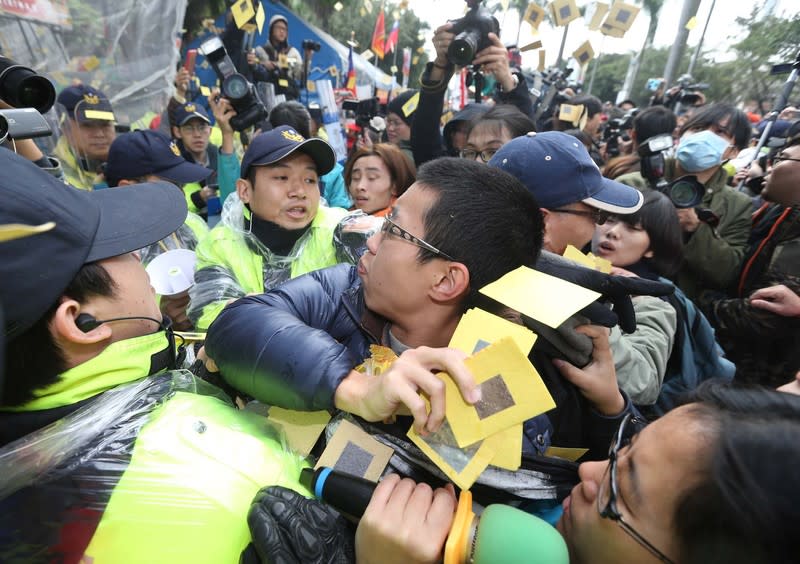 勞團抗議勞基法修惡 爆推擠衝突 (圖／中央社)