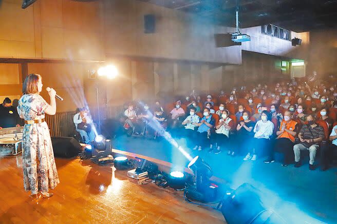 蔡衍明愛心基金會25日於嘉義市舉辦「讓爺奶成為心中的寶」公益演唱會，4組歌手輪番上陣，吸引2、300位民眾前往聆聽。（呂妍庭攝）