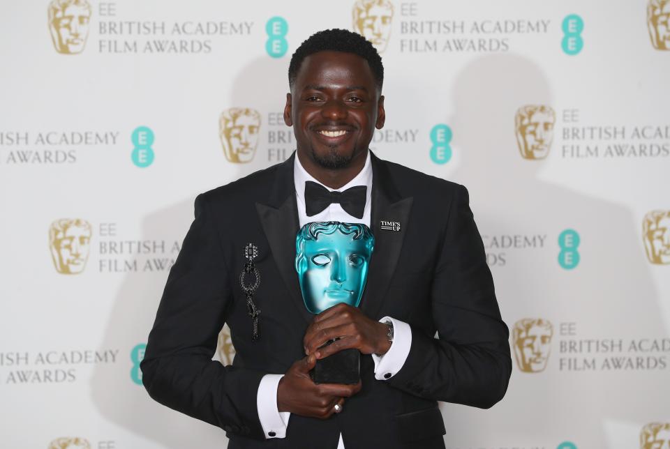 Daniel Kaluuya with his trophy. 