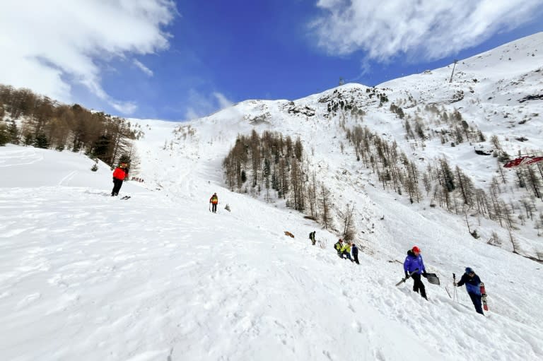 Photo diffusée par la police cantonale du Valais, le 2 avril 2024, des opérations de recherches après qu'une avalanche a frappé un secteur hors-piste de Zermatt, dans le sud de la Suisse (Handout)