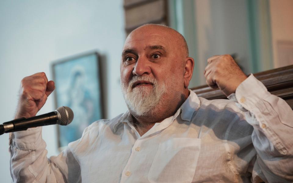 Alexei Sayle appearing at Laugharne - Emyr Young