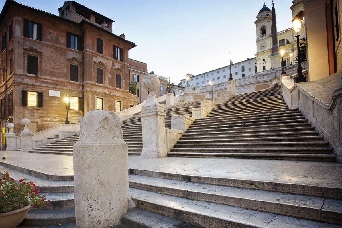 Turistas estadounidenses multados por destruir las escaleras de Roma en España con un patinete eléctrico