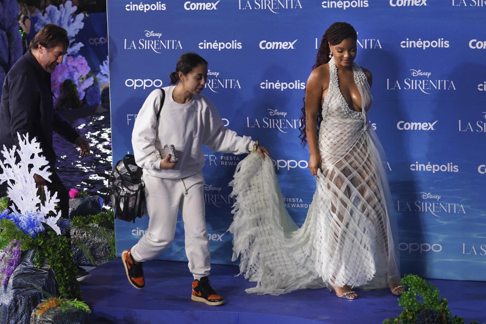 La actriz Halle Bailey, derecha, y el actor Javier Barem, izquierda, posa en la alfombra azul de la película La Sirenita en la Ciudad de México el 11 de mayo de 2023. (Foto AP/Marco Ugarte)