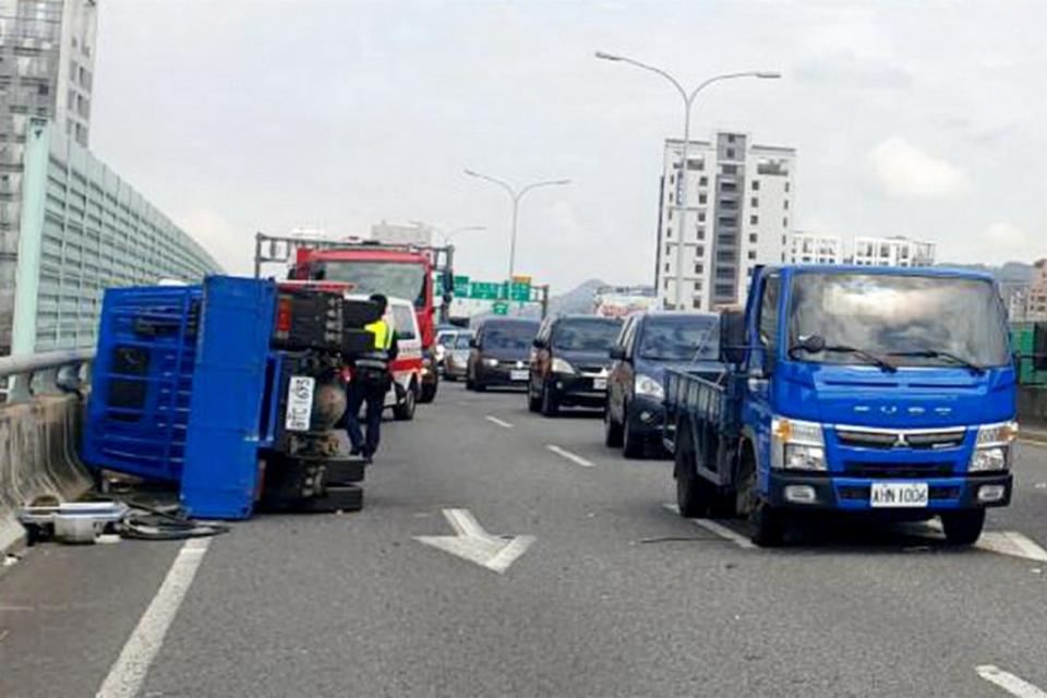 台中市台七十四線太平路段一輛小貨車昨日失控碰撞砂石車後翻覆，造成二人受傷。（記者陳金龍翻攝）