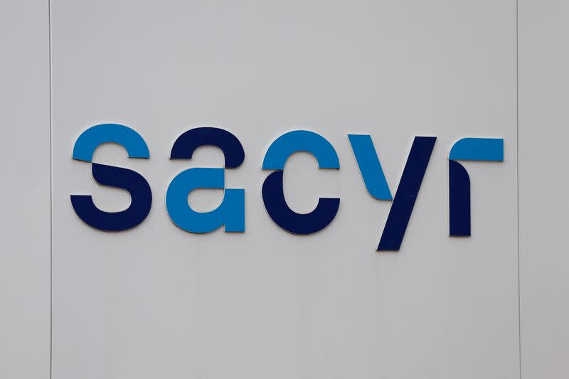Foto de archivo. El logo de la empresa constructora española Sacyr se ve en su sede en Madrid