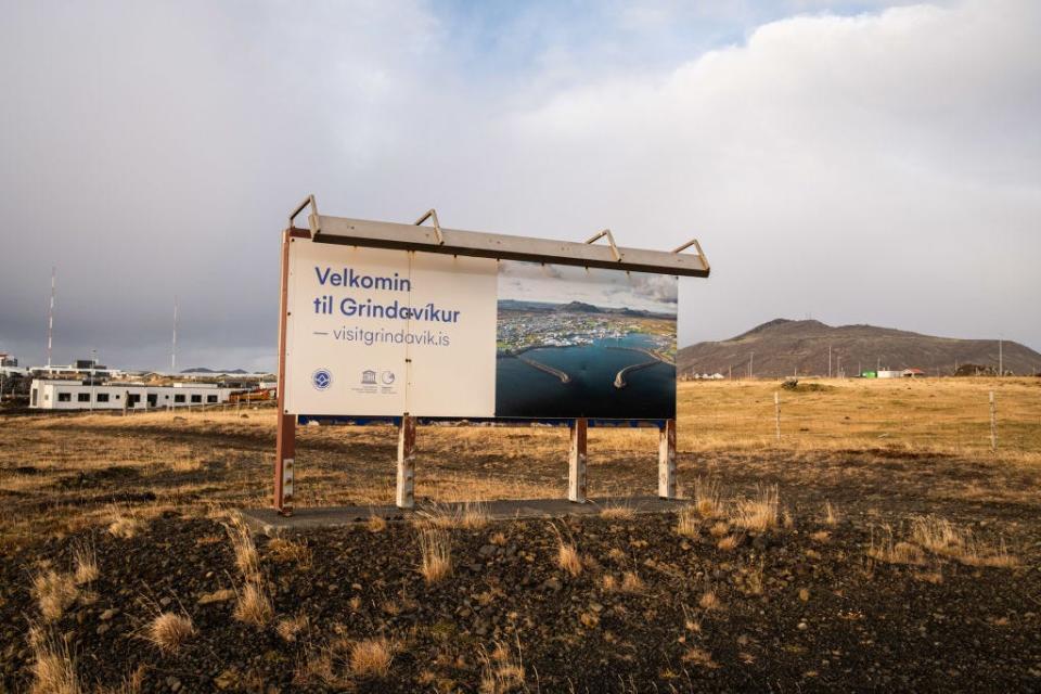 A sign reads "Velkomin til Grindovíkur"