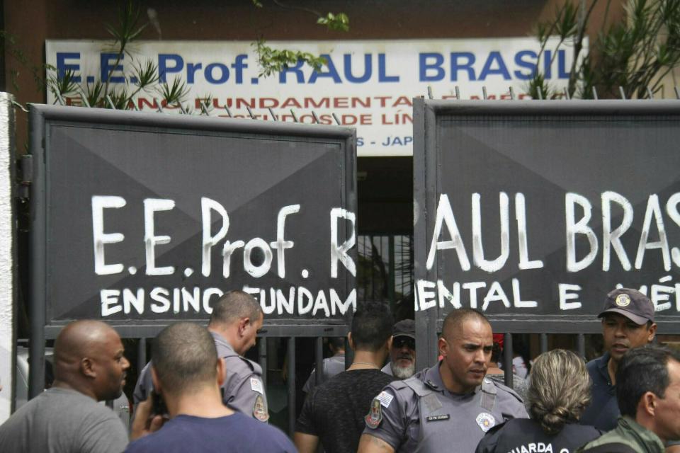 Policías custodian la entrada de la escuela pública Raul Brasil en Suzano, Brasil, el miércoles, 13 de marzo de 2019. (Mauricio Sumiya/Futura Press vía AP)