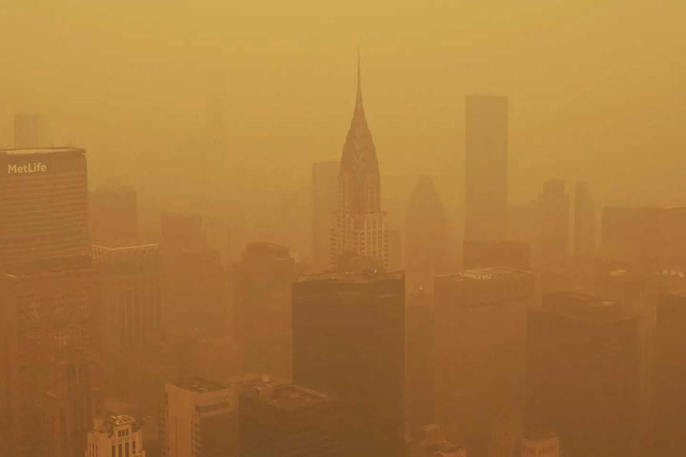 PHOTO: Smoke from wildfires in Canada shrouds the view of midtown Manhattan in New York City, June 7, 2023. (Gary Hershorn/ABC News)