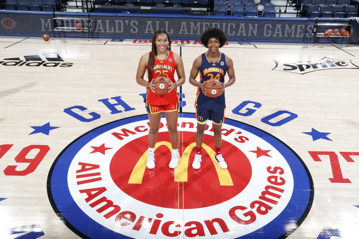 CHICAGO, IL - MARCH 29: McDonald's High School All Americans Isuneh Brady (25) and Ayanna Patterson (34) who will be attending UConn pose for a group photo before the 2022 McDonalds High School All American Girls Game at Wintrust Arena. (Photo by Brian Spurlock/Icon Sportswire via Getty Images)