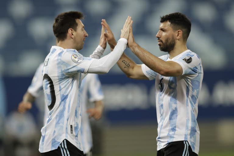 El argentino Lionel Messi, a la izquierda, celebra el segundo gol de su equipo desde el punto de penalti con su compañero Sergio Agüero durante un partido de fútbol de la Copa América contra Bolivia en el estadio Arena Pantanal de Cuiabá, Brasil, el lunes 28 de junio de 2021.