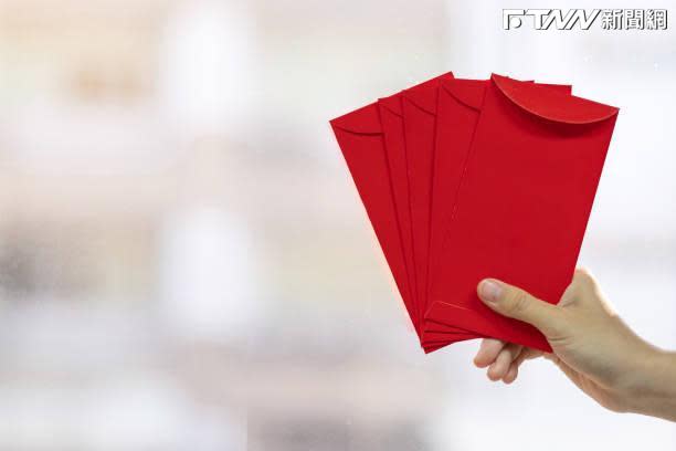 一名網友表示，因為自己買房後手頭很緊，錢不夠的情況下，紅包決定「包200給爸媽」。（示意圖／Unsplash）