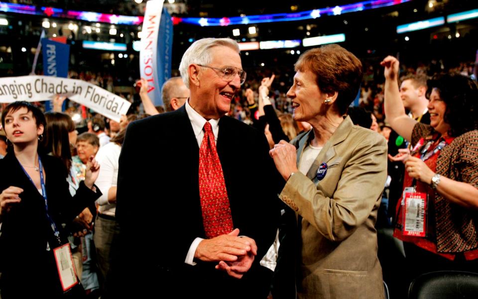 Mondale with his wife Joan at the 2004 Democratic National Convention in Boston - Amy Sancetta/ AP