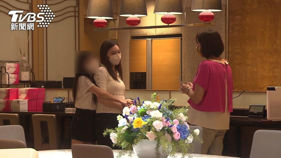 使用「家用PCR檢測機」後，女兒妞妞上前擁抱曾馨瑩。（圖／文茜的世界周報提供）