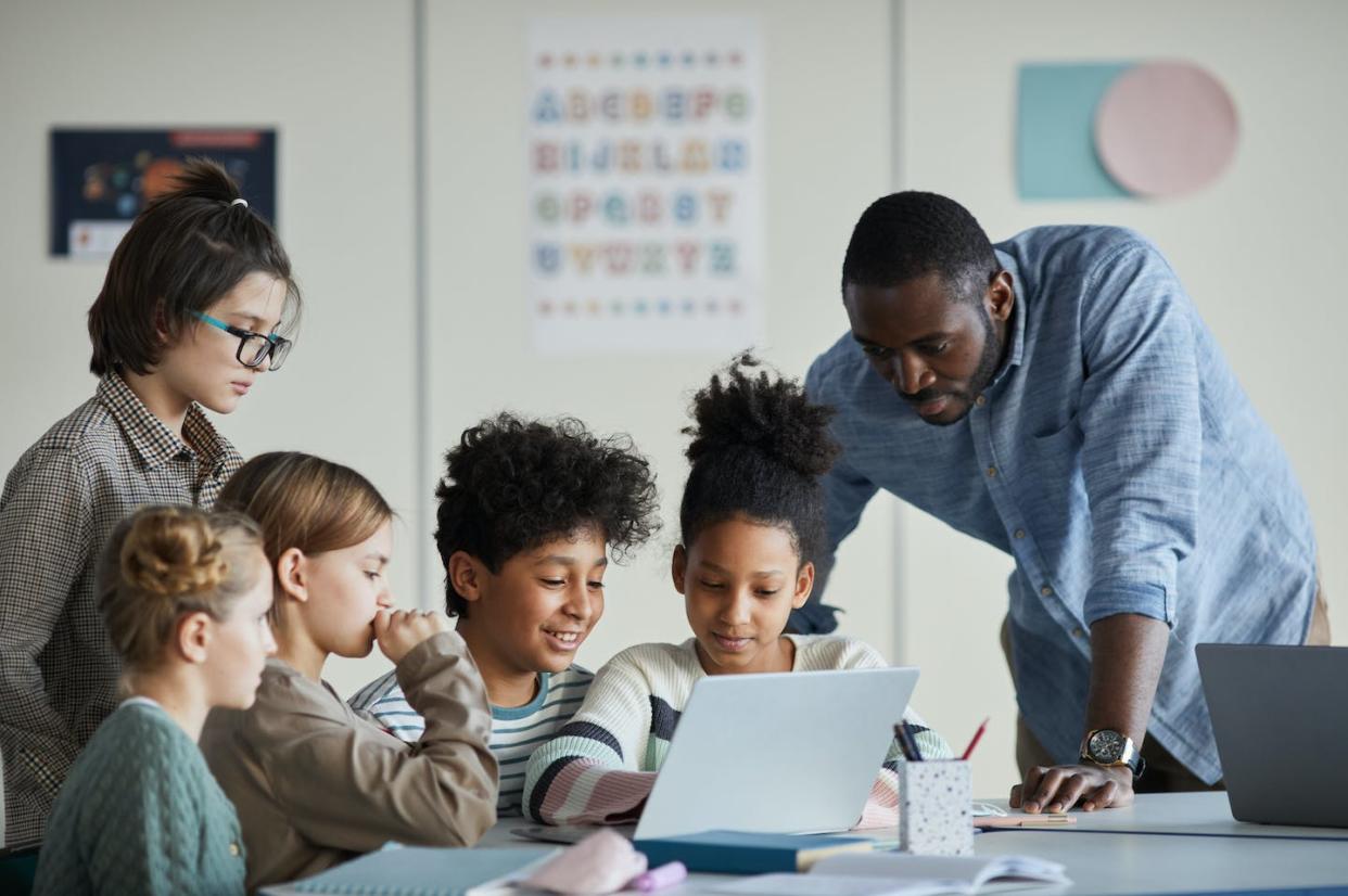 <a href="https://www.shutterstock.com/es/image-photo/diverse-group-children-male-teacher-using-1983219812" rel="nofollow noopener" target="_blank" data-ylk="slk:Shutterstock / SeventyFour;elm:context_link;itc:0;sec:content-canvas" class="link ">Shutterstock / SeventyFour</a>