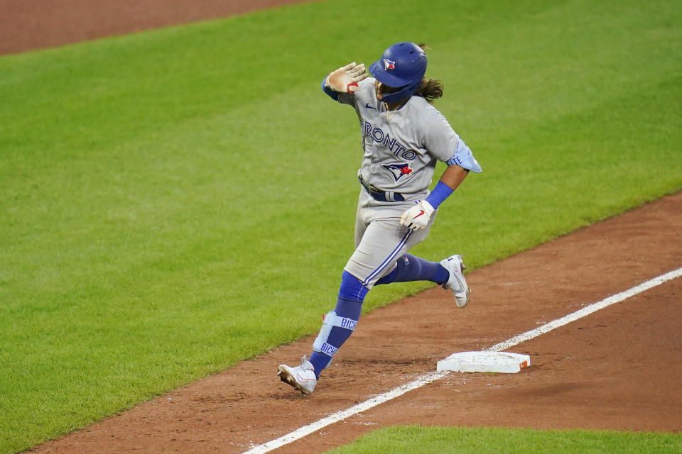 Bo Bichette, de los Azulejos de Toronto, recorre las bases después de conectar un jonrón solitario en la séptima entrada del segundo partido de una doble cartelera ante los Orioles de Baltimore, el lunes 5 de septiembre de 2022, en Baltimore. (AP Foto/Julio Cortez)