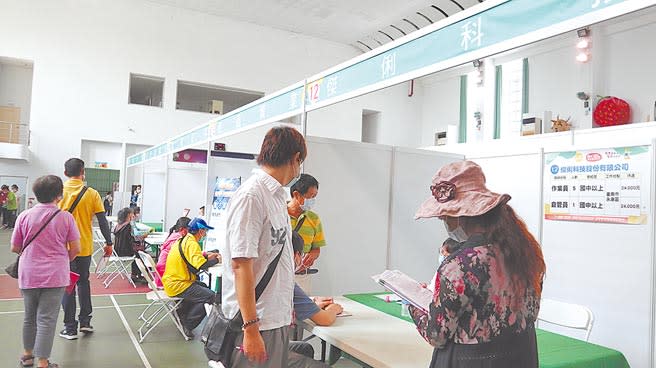 台南市政府2日舉辦身心障礙者職能加值暨求職博覽會，吸引700人次到場參與。（張毓翎攝）