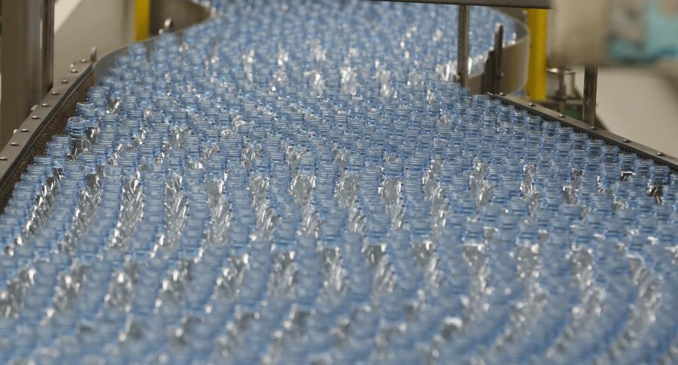 Solo 17 de las 259 botellas de agua analizadas demostraron estar libres de plástico en su interior. (Foto: George Frey/Getty Images)